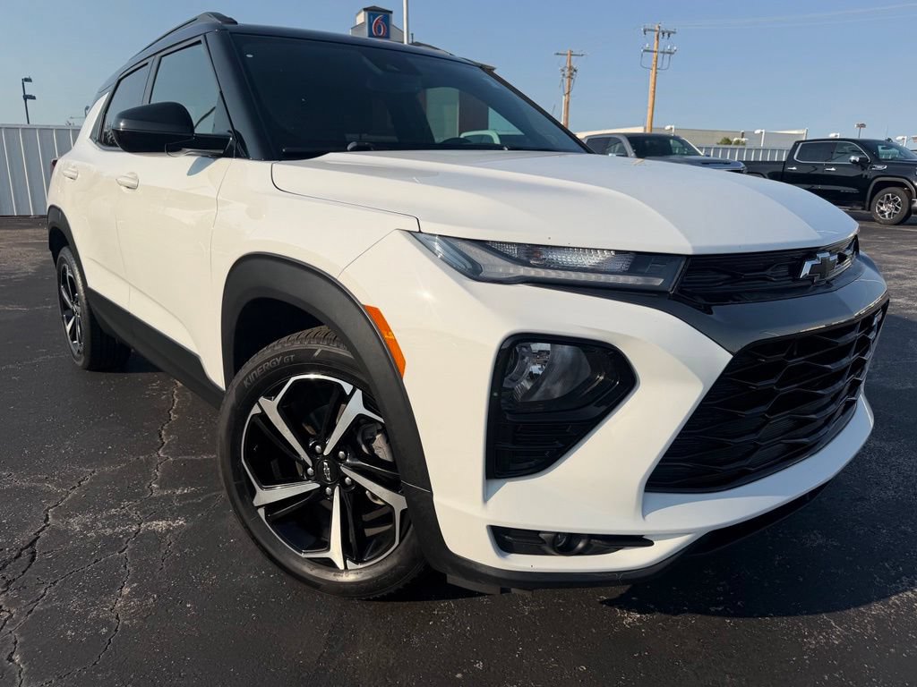 Used 2022 Chevrolet TrailBlazer RS w/ Technology Package FWD image 2