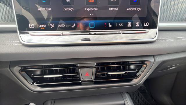New 2026 Volkswagen Tiguan SE R-Line AWD/4WD image 16