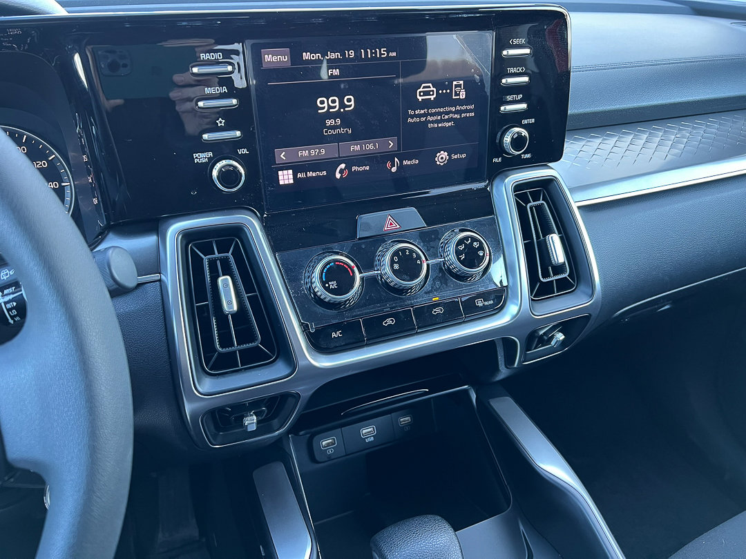 Used 2023 Kia Sorento LX image 41