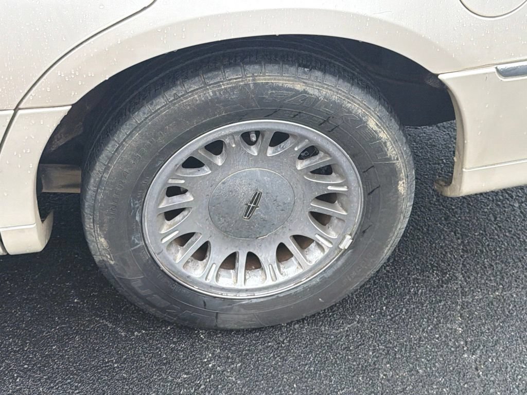 Used 2001 Lincoln Town Car Signature RWD image 20