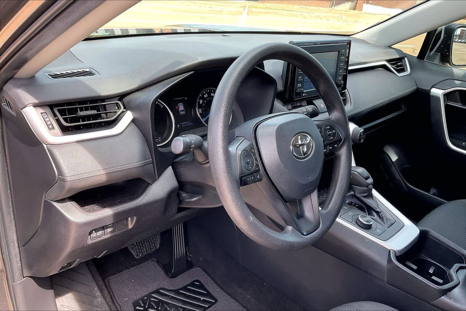 Used 2022 Toyota RAV4 LE AWD/4WD image 2