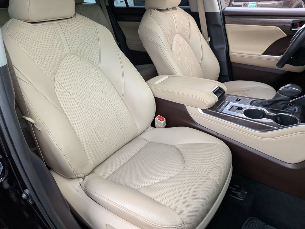 Used 2021 Toyota Highlander Platinum FWD image 34