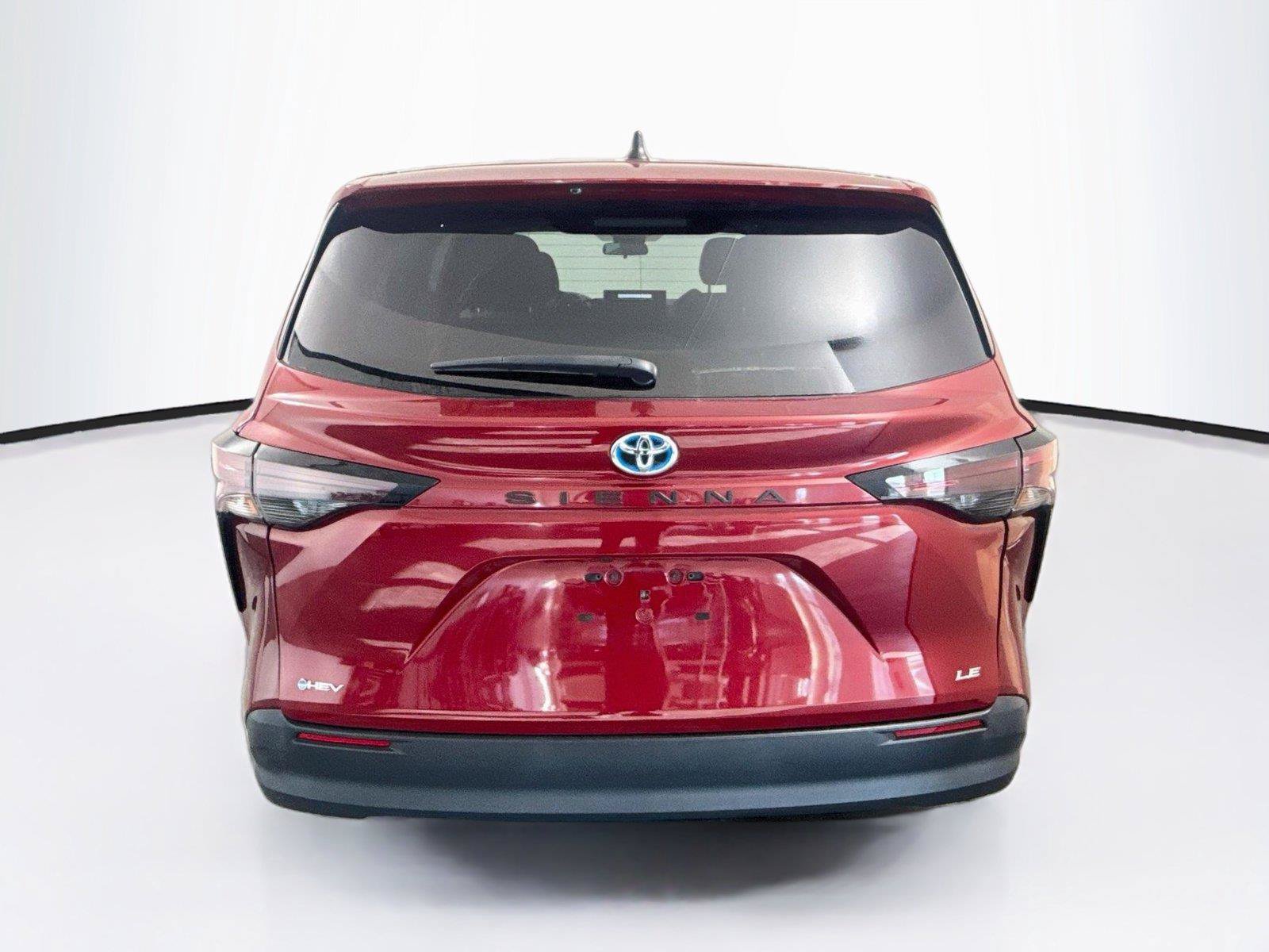 Used 2025 Toyota Sienna LE FWD image 4