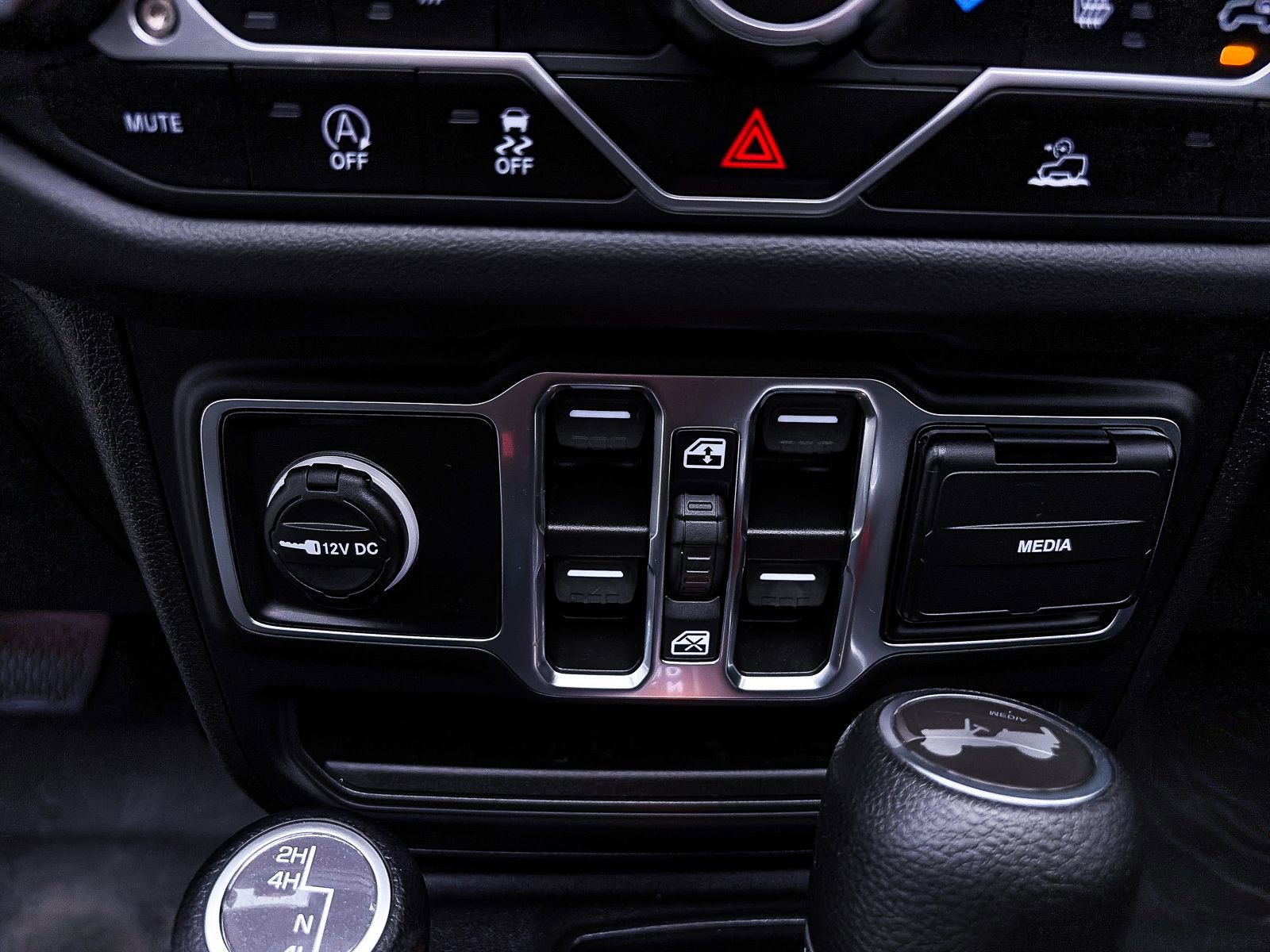 Used 2024 Jeep Wrangler Sahara w/ Technology Group image 27