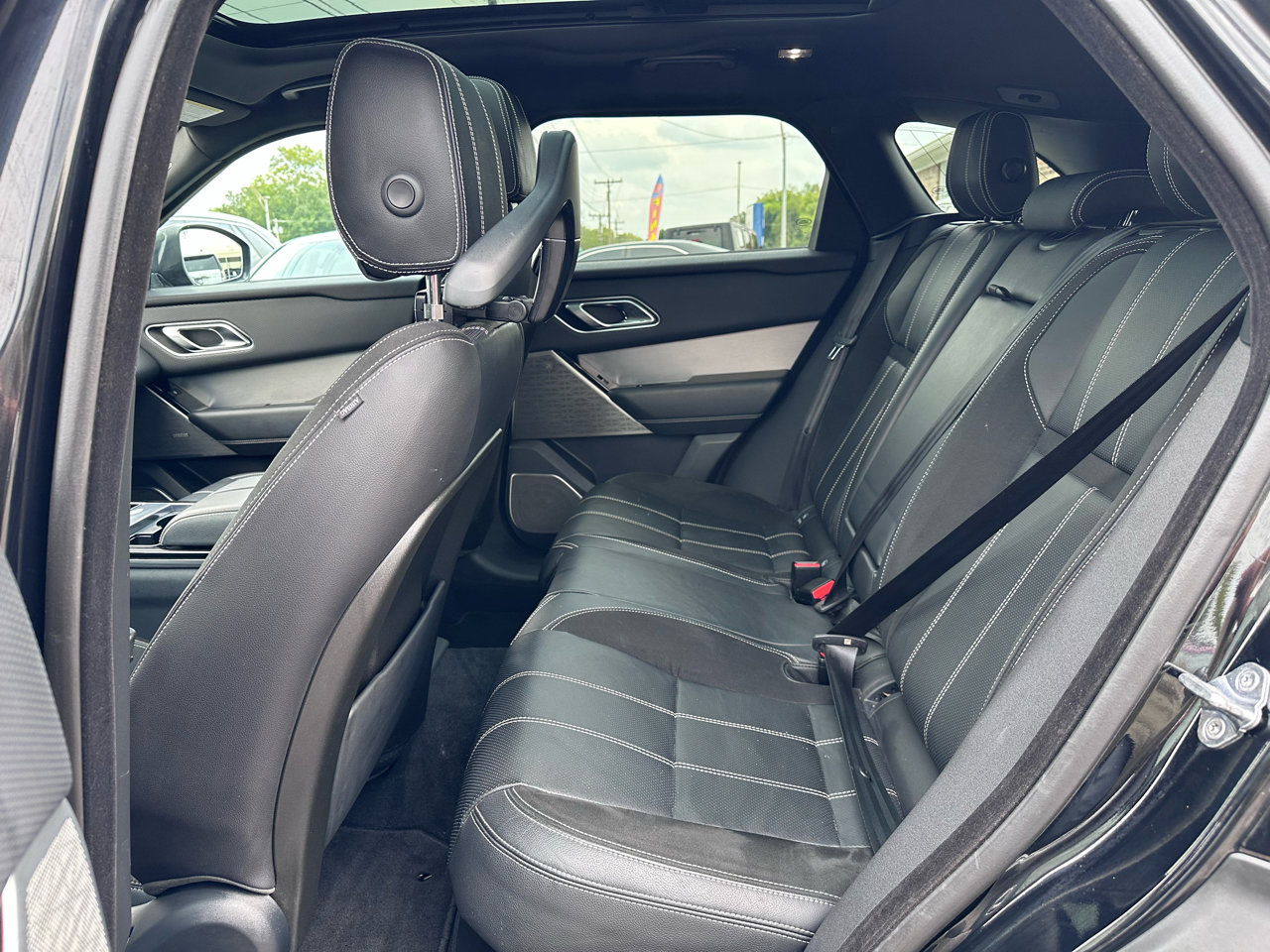 Used 2018 Land Rover Range Rover Velar R-Dynamic SE image 33