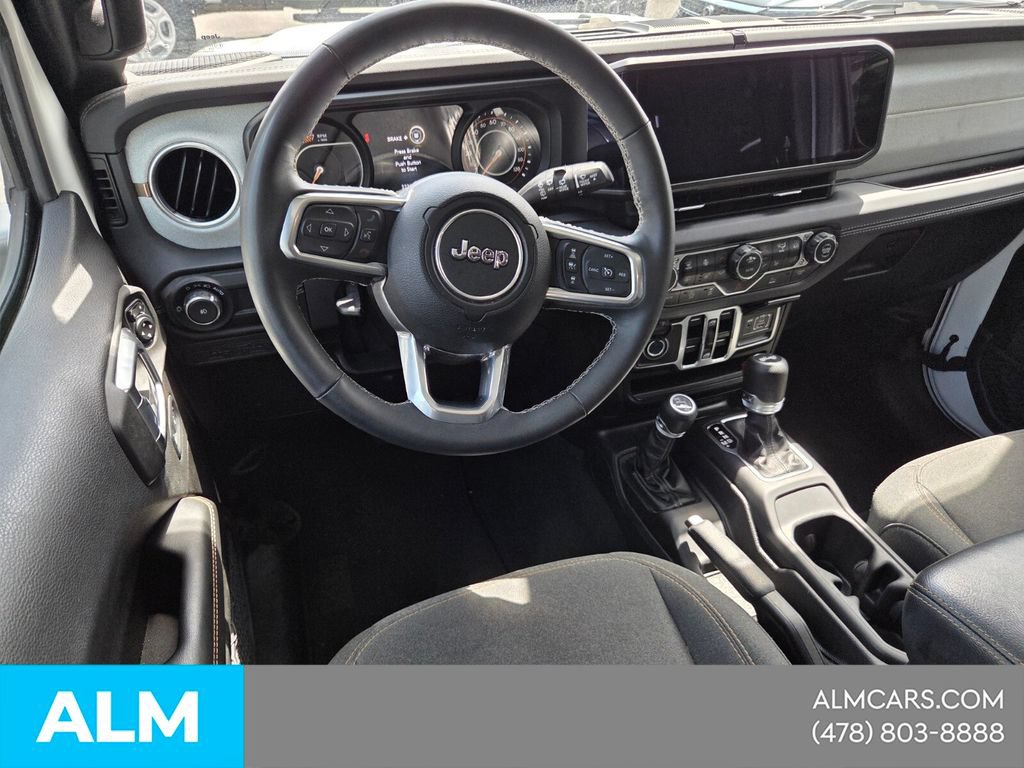 Used 2025 Jeep Wrangler Unlimited Sahara AWD/4WD image 8