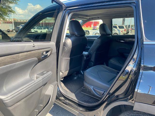 Used 2024 Toyota Highlander Platinum image 28