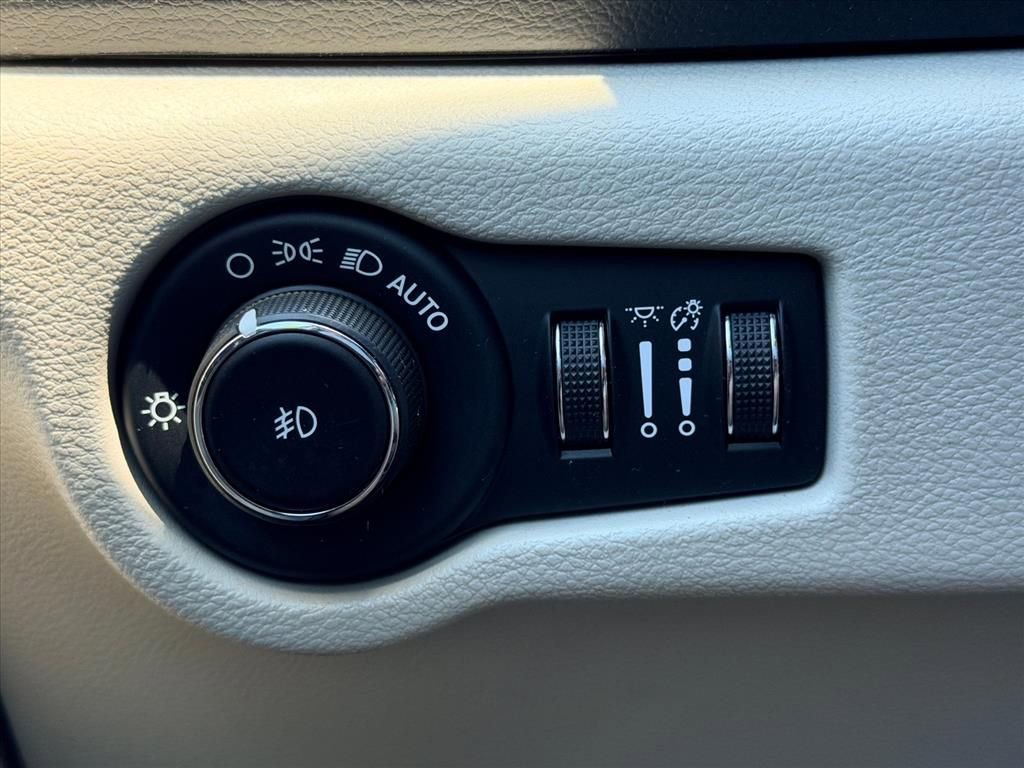 Used 2020 Chrysler Pacifica Touring-L image 24