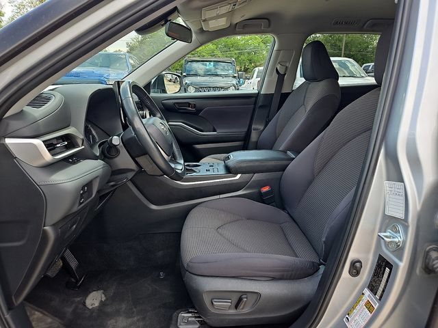 Used 2024 Toyota Highlander LE AWD/4WD image 15