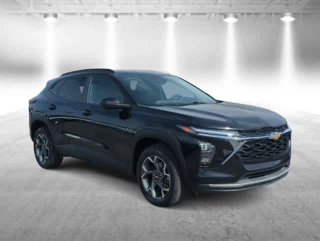 Used 2025 Chevrolet Trax LT FWD image 2