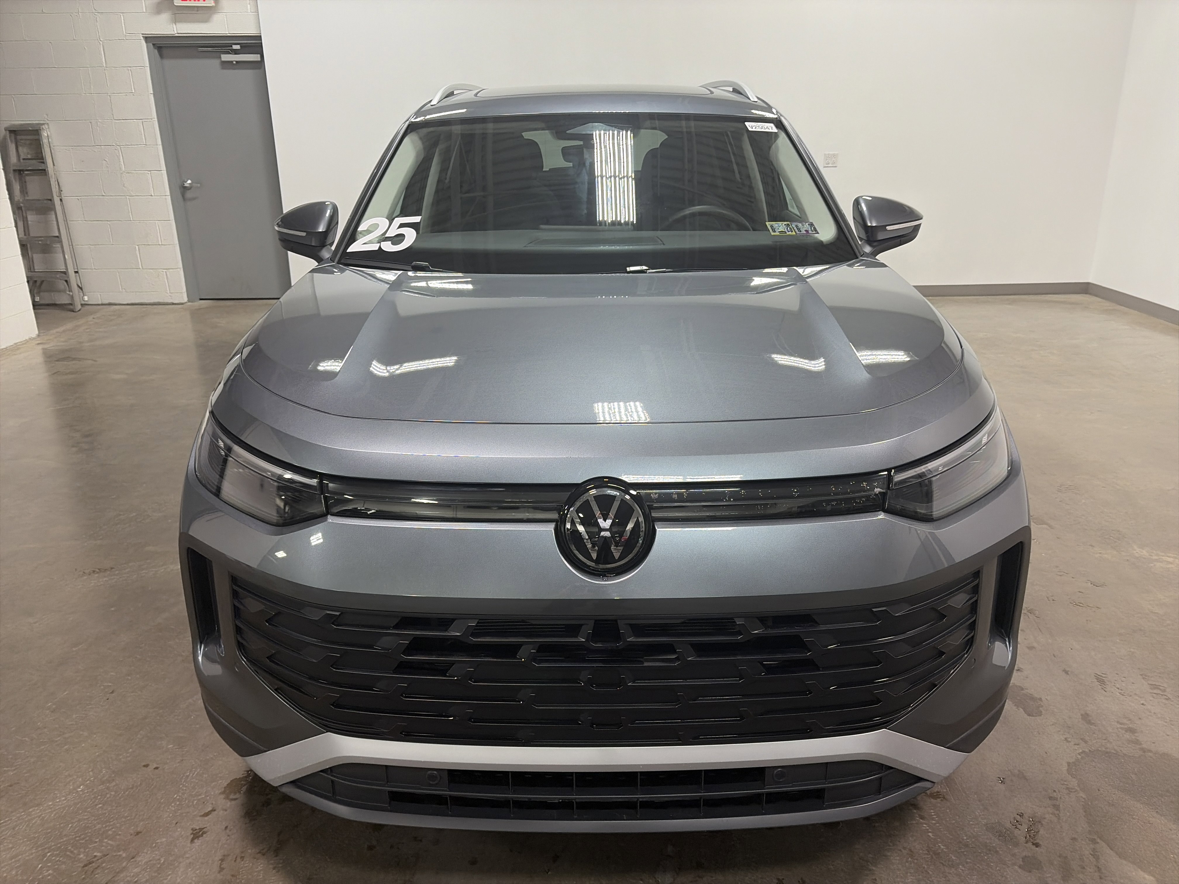 Certified 2025 Volkswagen Tiguan SE image 38