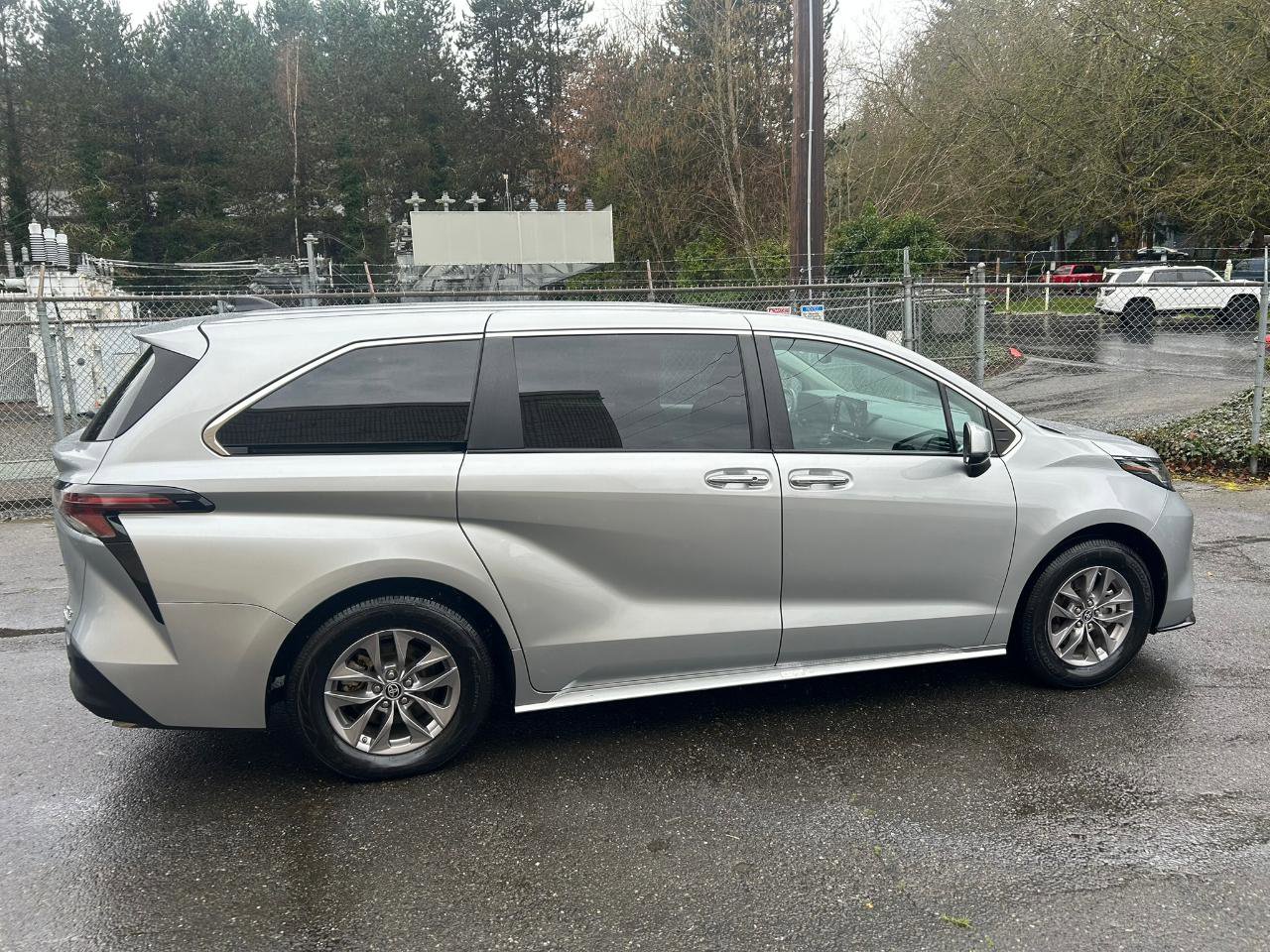 Used 2023 Toyota Sienna XLE image 4