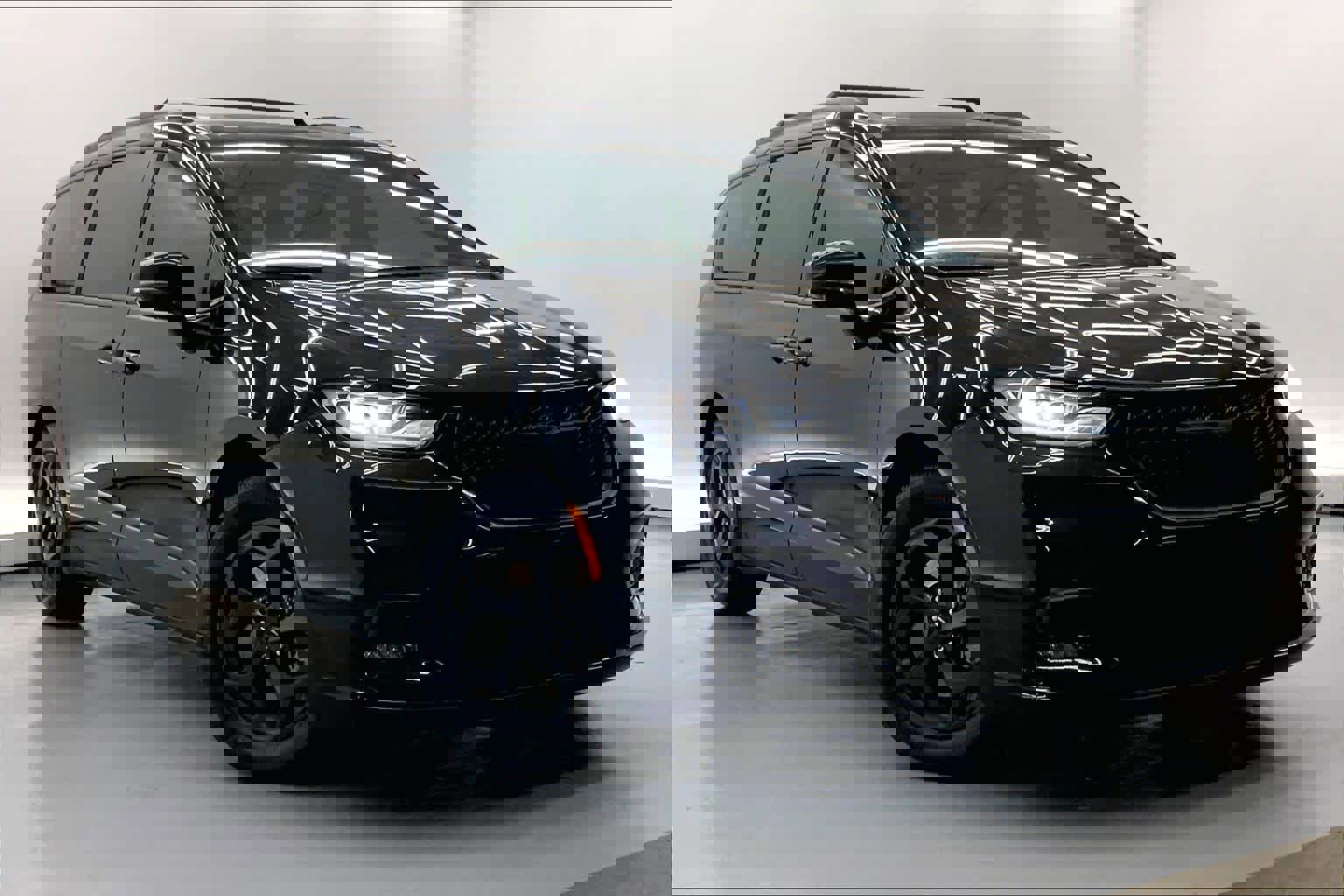 Used 2021 Chrysler Pacifica Limited w/ Uconnect Theater Family Group image 6