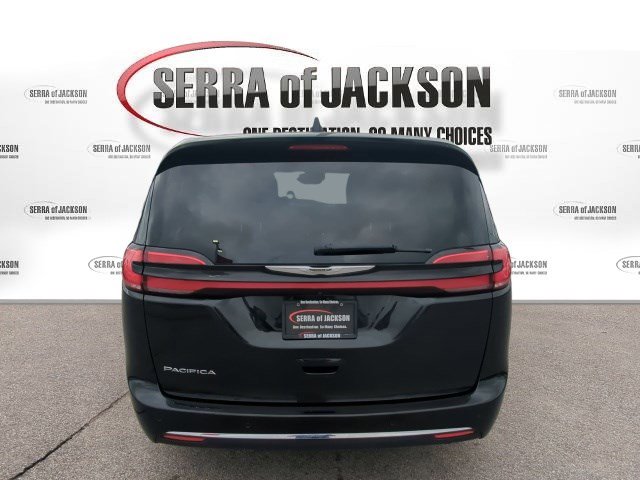 Used 2023 Chrysler Pacifica Touring-L image 7