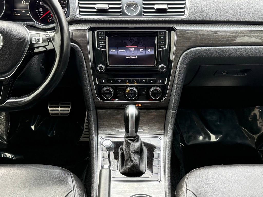 Used 2017 Volkswagen Passat 1.8T SEL Premium image 31