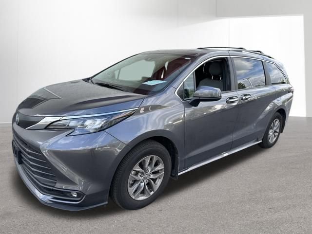 Used 2025 Toyota Sienna XLE w/ XLE Plus Package AWD/4WD image 3
