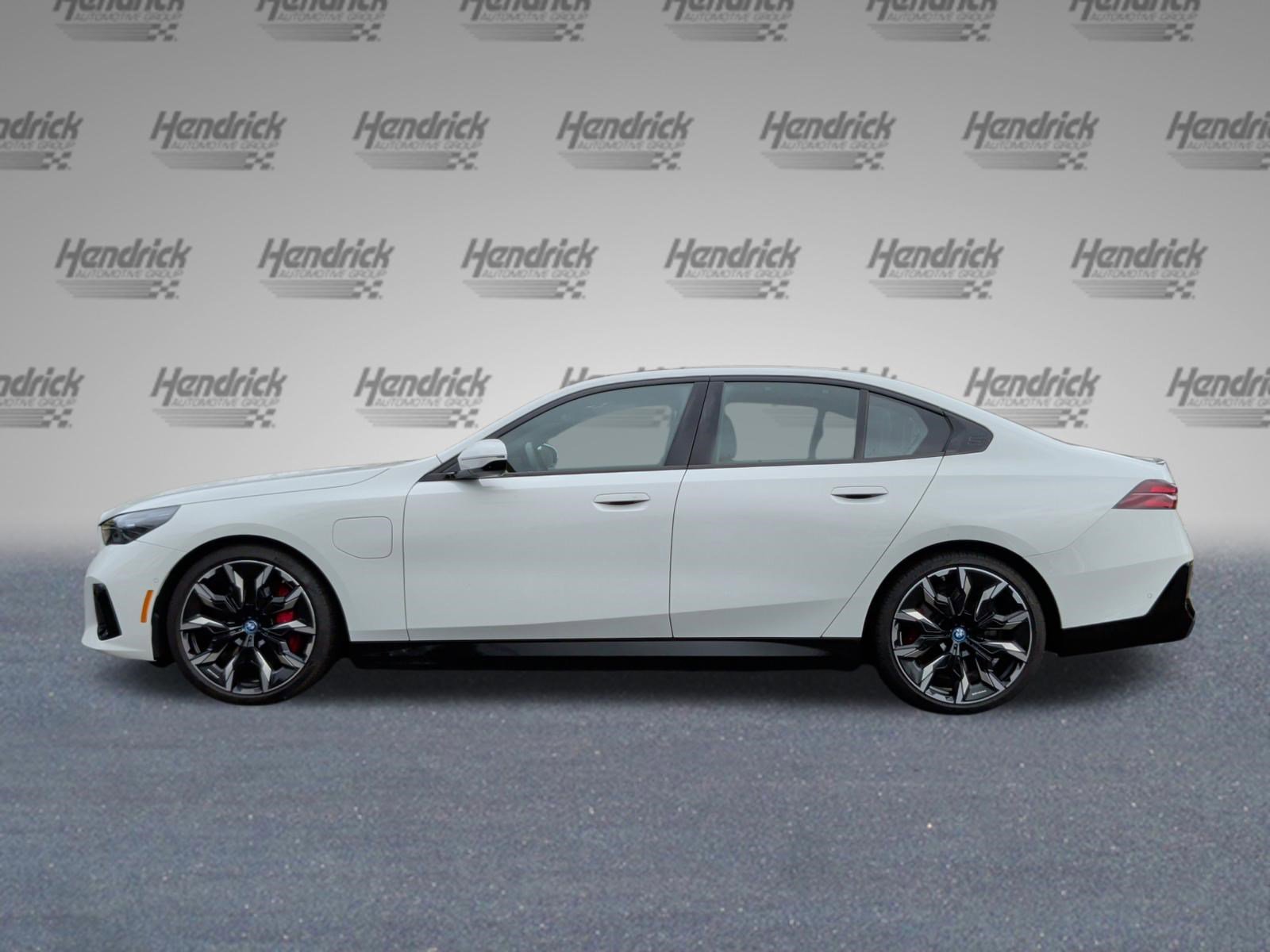 Certified 2025 BMW 550e xDrive w/ Executive Package image 10