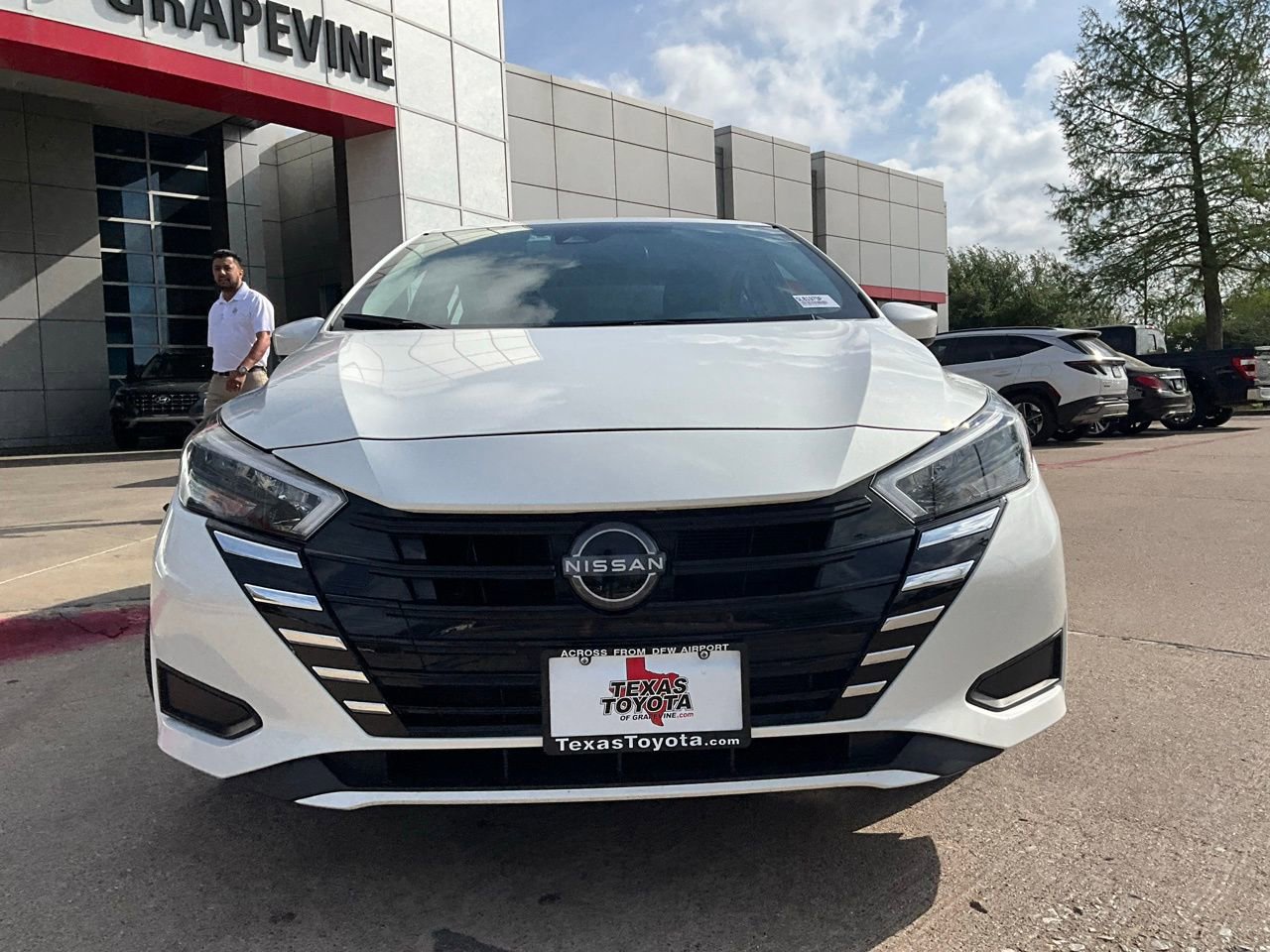 Used 2025 Nissan Versa SV image 3