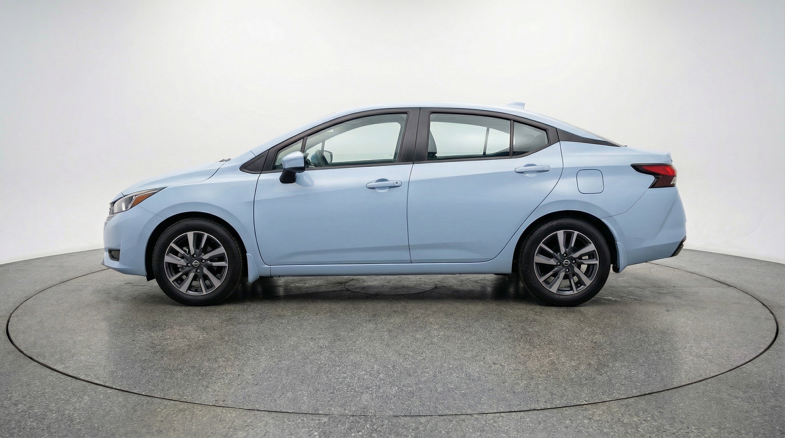 Used 2025 Nissan Versa SV image 5