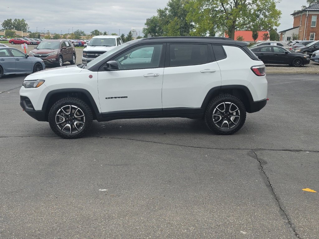 Used 2025 Jeep Compass Trailhawk AWD/4WD image 4