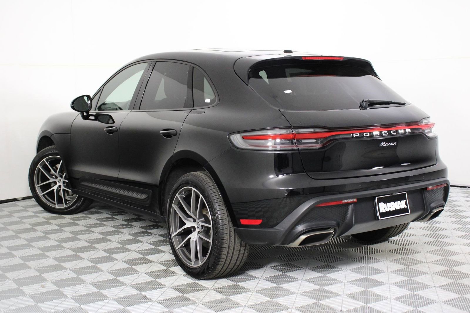 Certified 2025 Porsche Macan image 3
