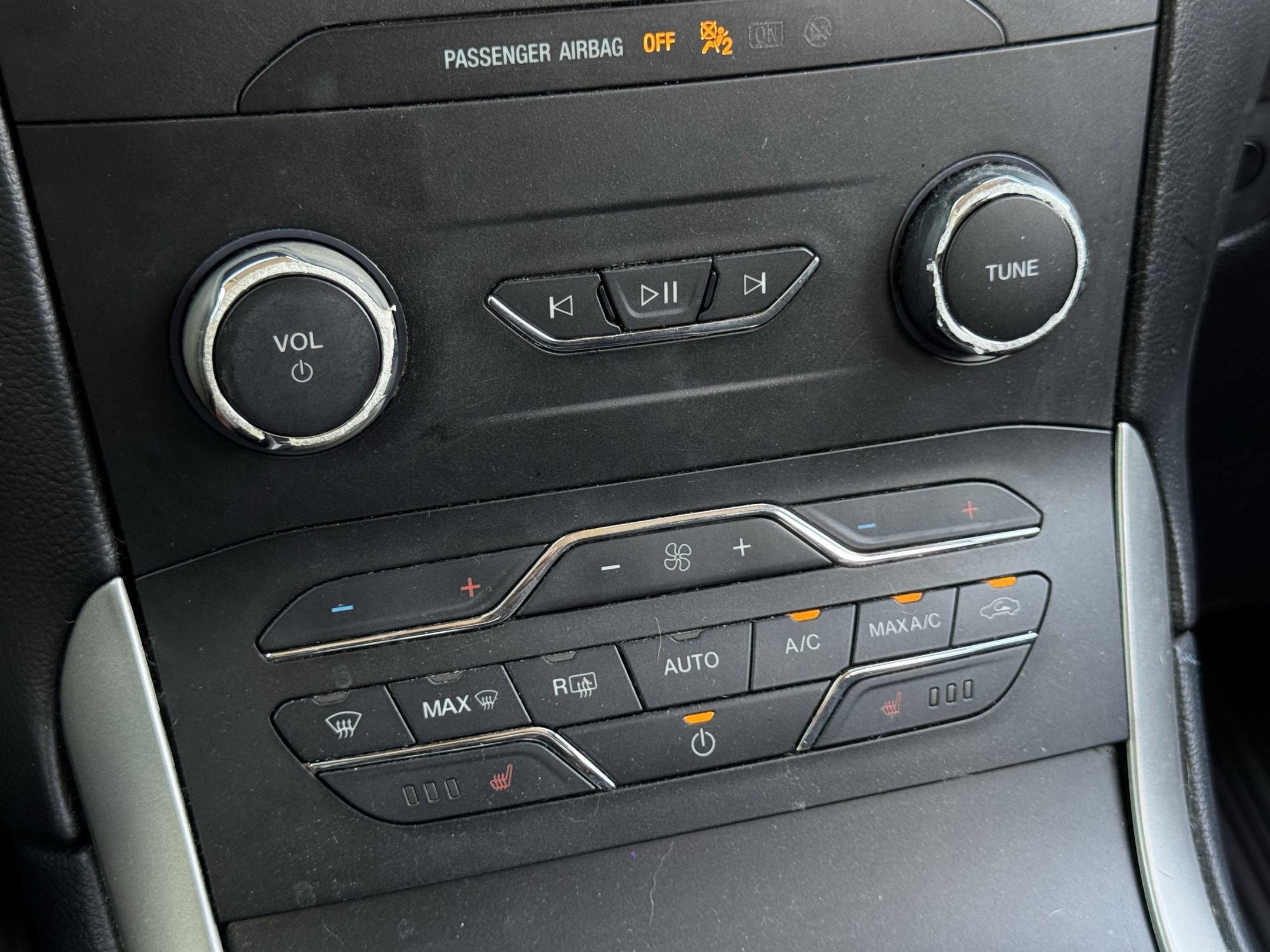Used 2019 Ford Edge SEL w/ Cold Weather Package AWD/4WD image 19