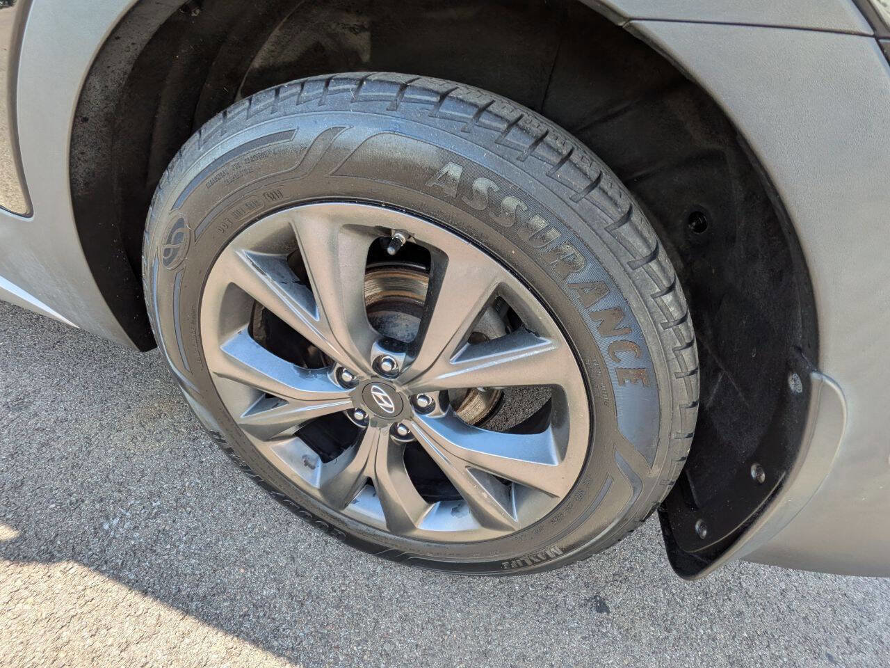 Used 2017 Hyundai Santa Fe Sport AWD/4WD image 9