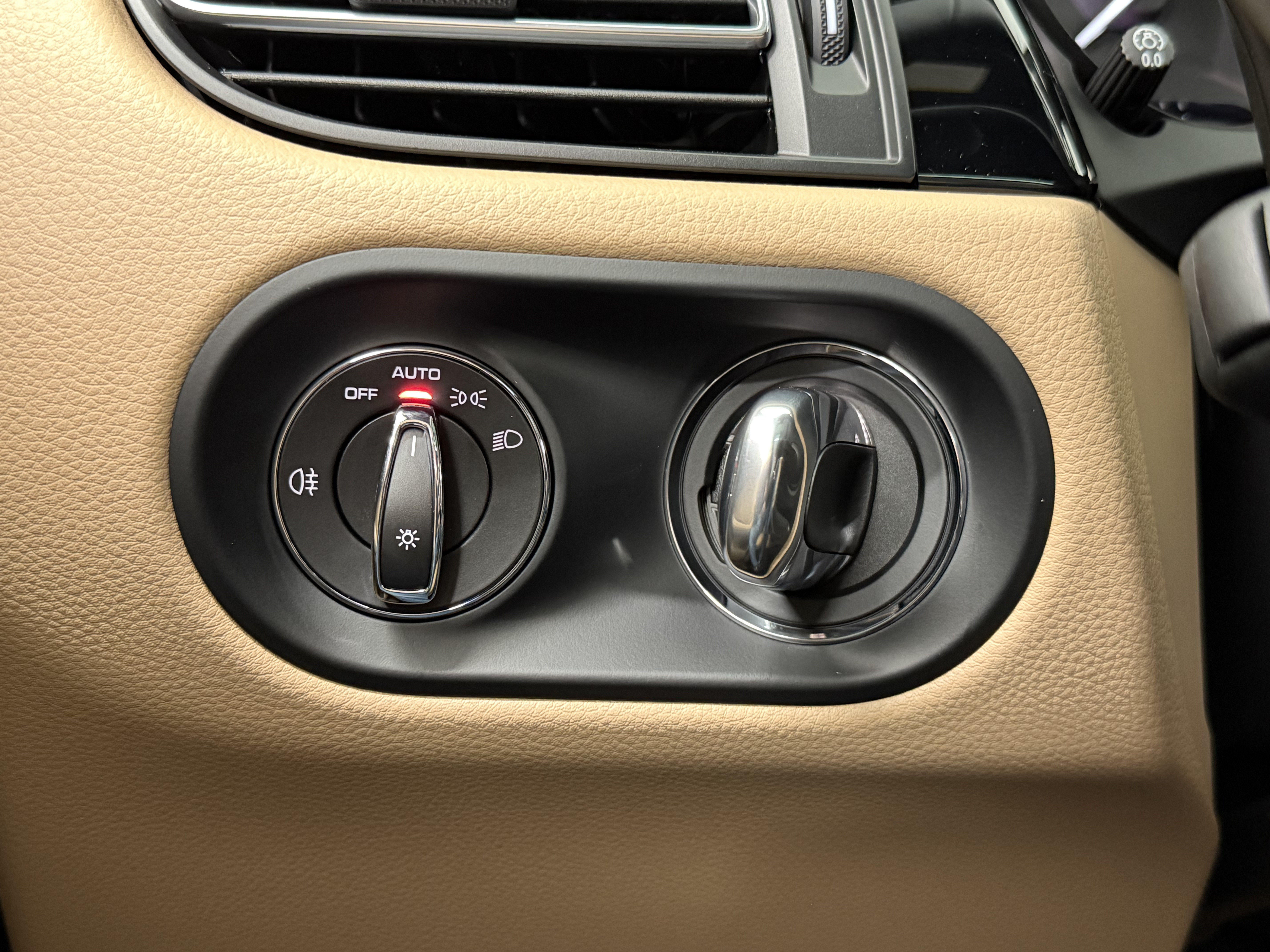Certified 2026 Porsche Macan AWD/4WD image 47