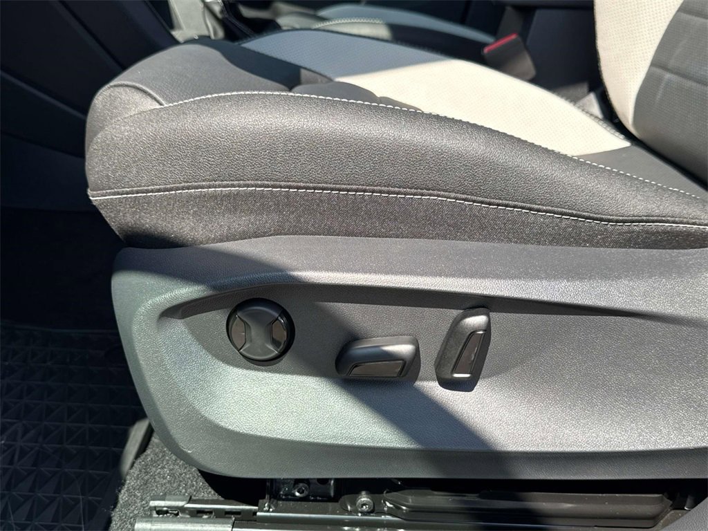 Used 2025 Volkswagen Taos SEL image 8