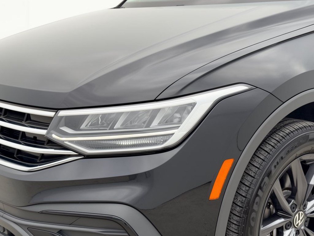 Used 2022 Volkswagen Tiguan SE w/ Panoramic Sunroof Package AWD/4WD image 12
