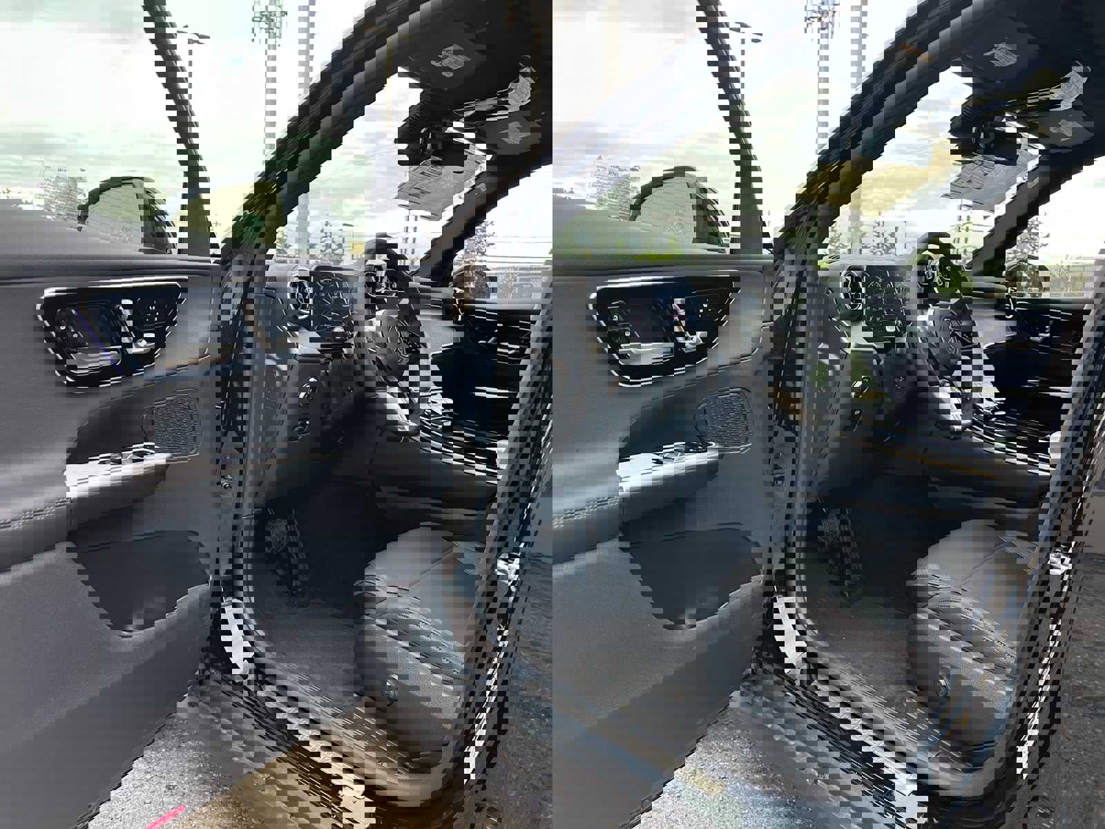 Used 2025 Mercedes-Benz GLC 300 4MATIC image 22