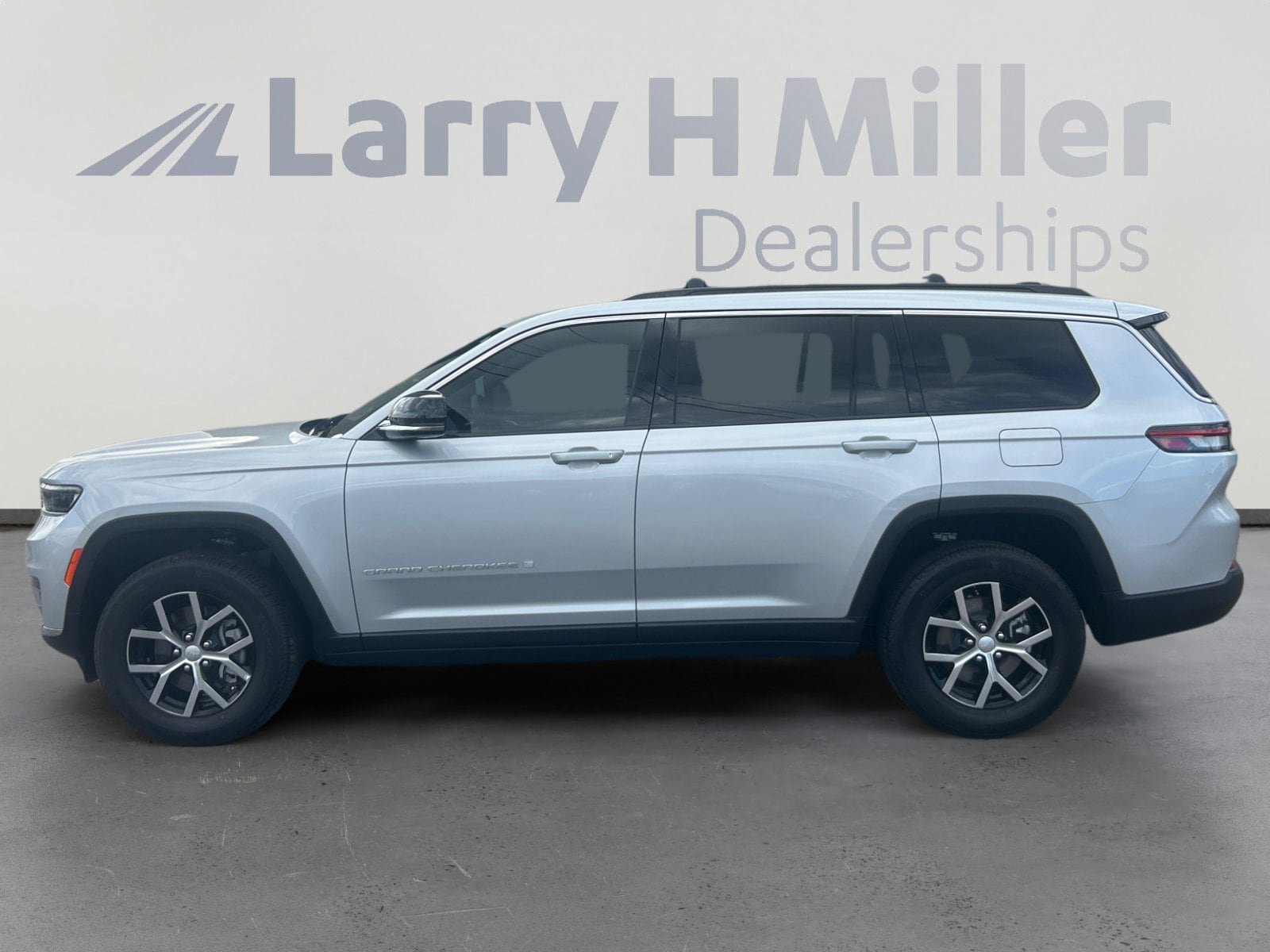 Used 2025 Jeep Grand Cherokee L Limited AWD/4WD image 3