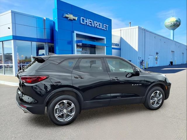 Used 2025 Chevrolet Blazer LT image 3
