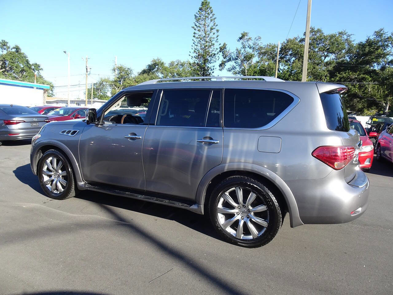 Used 2012 INFINITI QX56 4WD w/ Deluxe Touring Pkg image 7