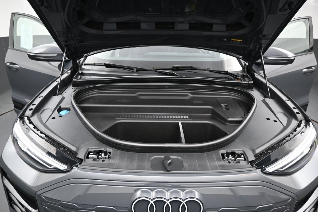 Used 2025 Audi Q6 e-tron Premium w/ Convenience Package AWD/4WD image 29
