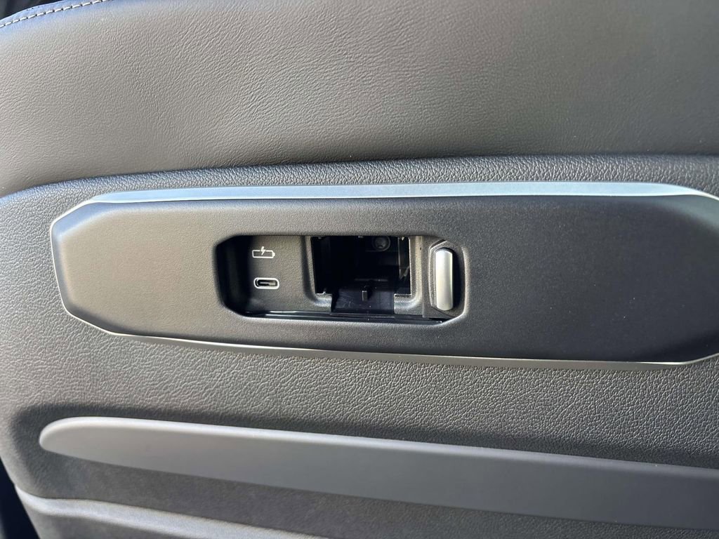 New 2026 BMW X6 xDrive40i w/ Executive Package image 34