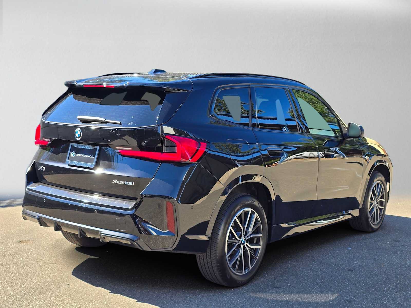 Used 2025 BMW X1 xDrive28i w/ M Sport Package AWD/4WD image 3