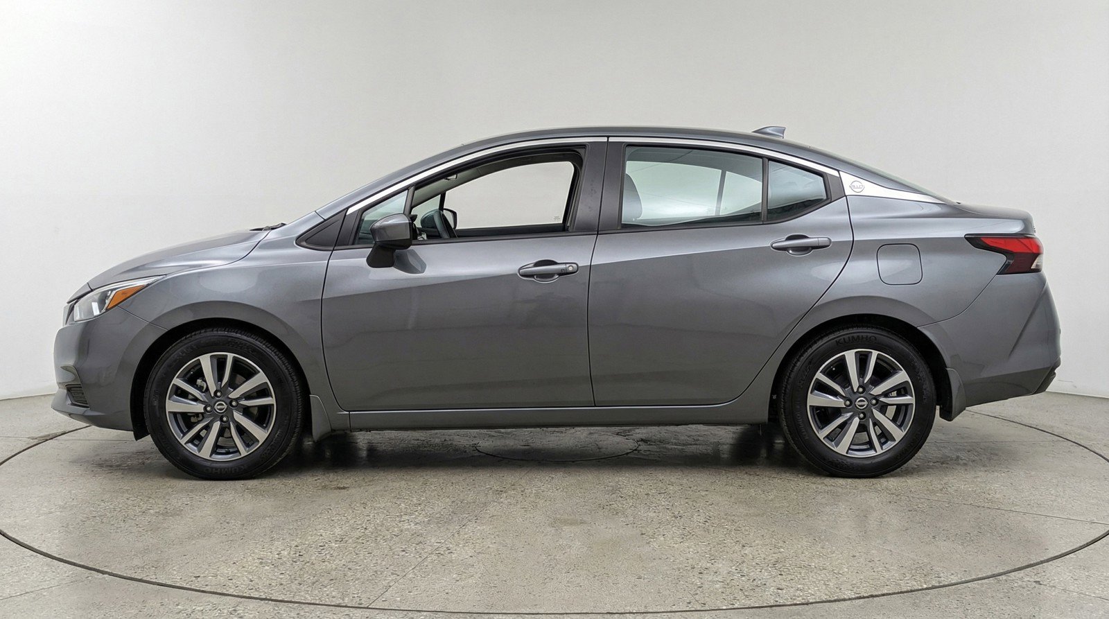 Used 2025 Nissan Versa SV FWD image 5
