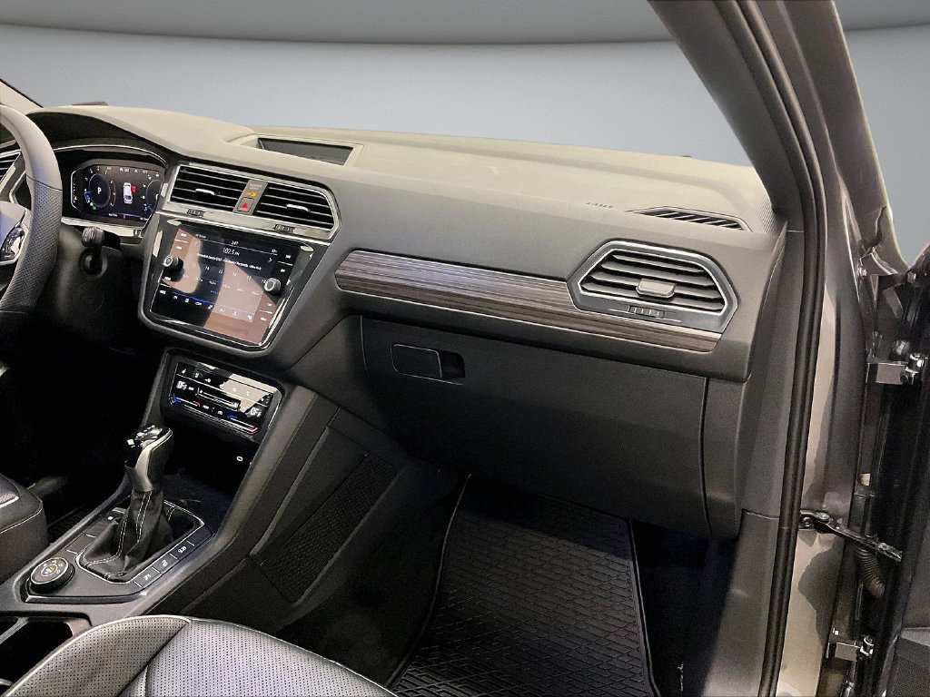 Used 2022 Volkswagen Tiguan SEL R-Line AWD/4WD image 25
