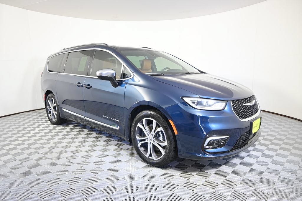 Used 2025 Chrysler Pacifica Pinnacle w/ Trailer Tow Group FWD image 9