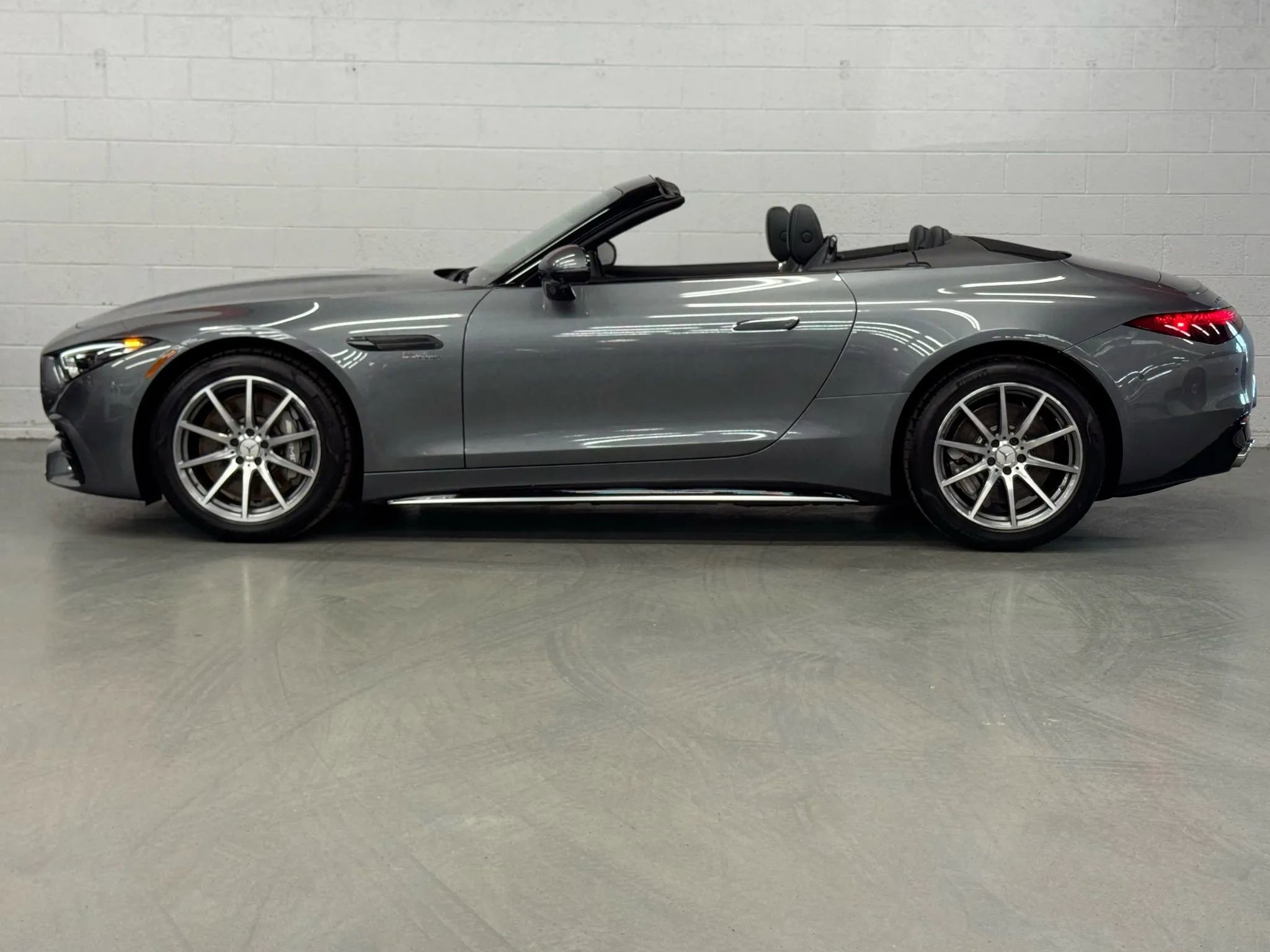 Used 2023 Mercedes-Benz SL 43 AMG w/ Driver Assistance Package image 5