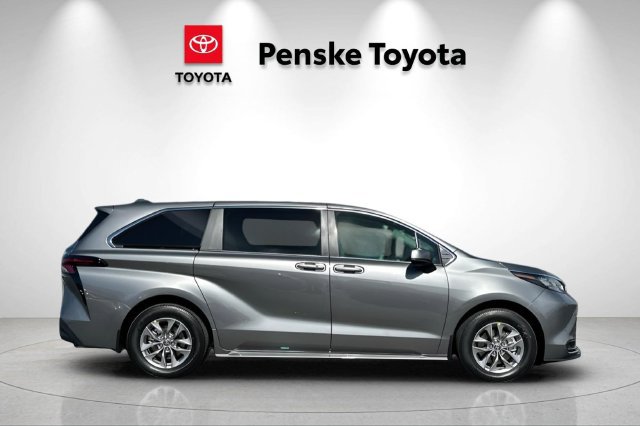 New 2026 Toyota Sienna LE FWD image 3