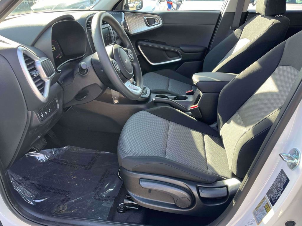 Certified 2025 Kia Soul LX w/ LX Technology Package image 15