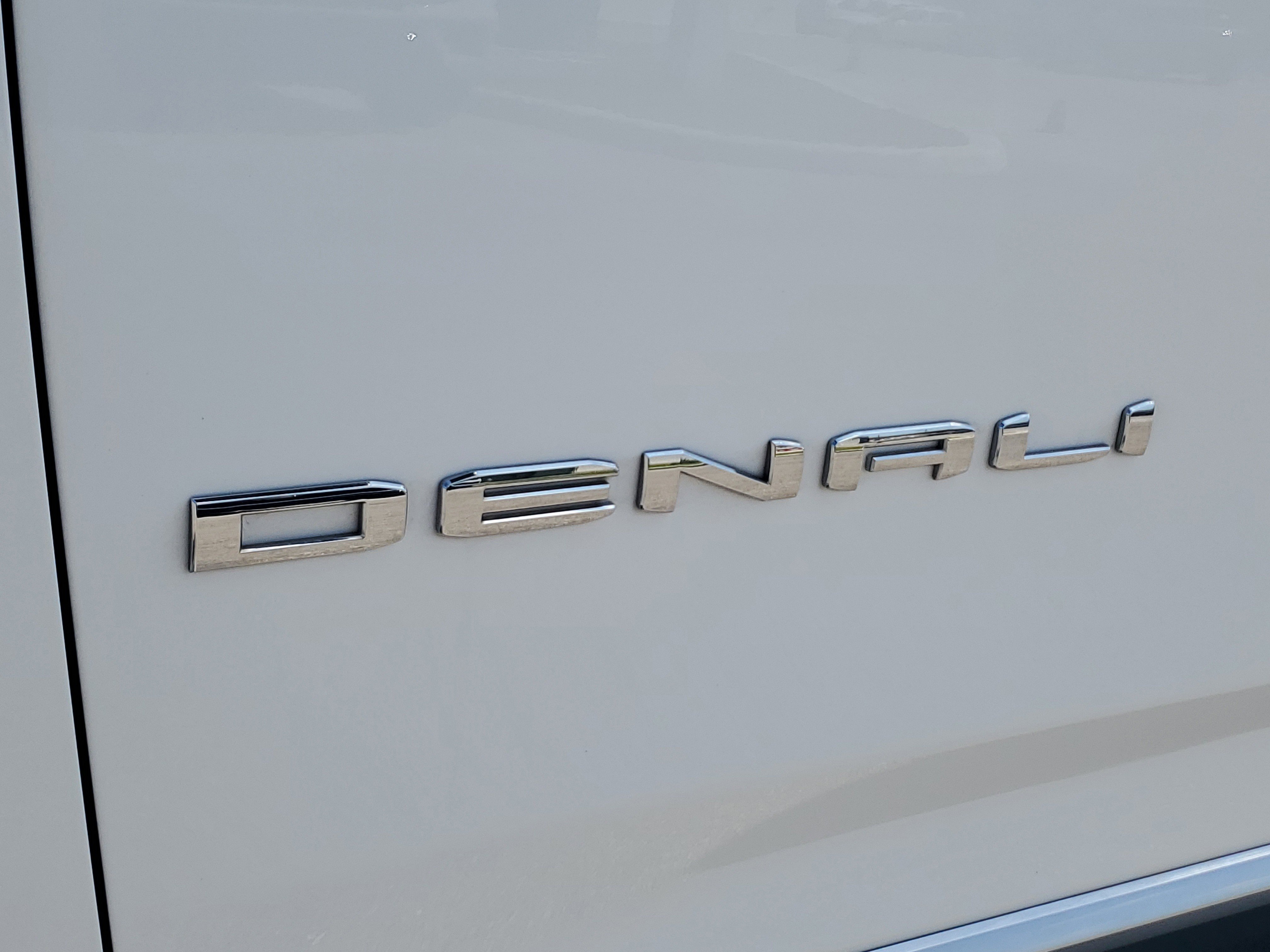 Used 2025 GMC Yukon Denali RWD image 13