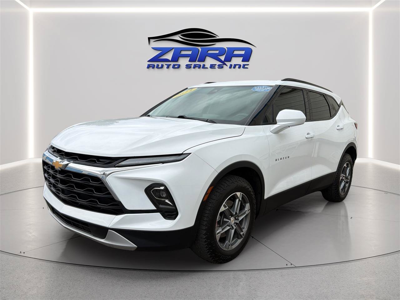 Used 2024 Chevrolet Blazer LT w/ Convenience Package AWD/4WD image 3