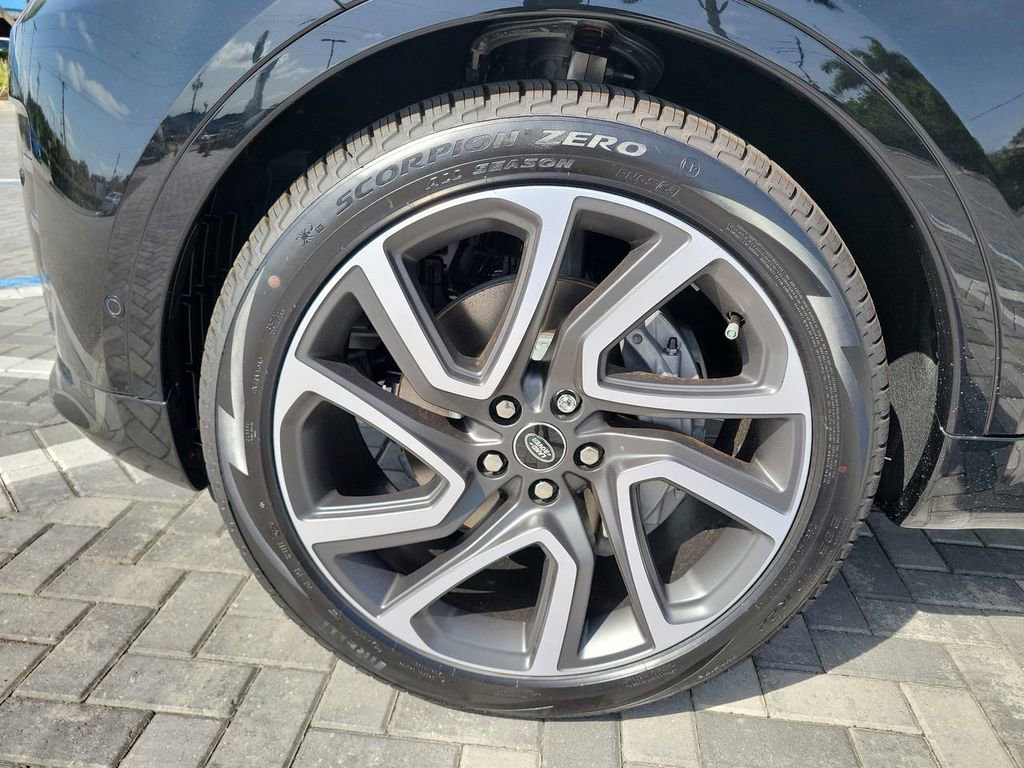 Used 2025 Land Rover Discovery Dynamic SE AWD/4WD image 12