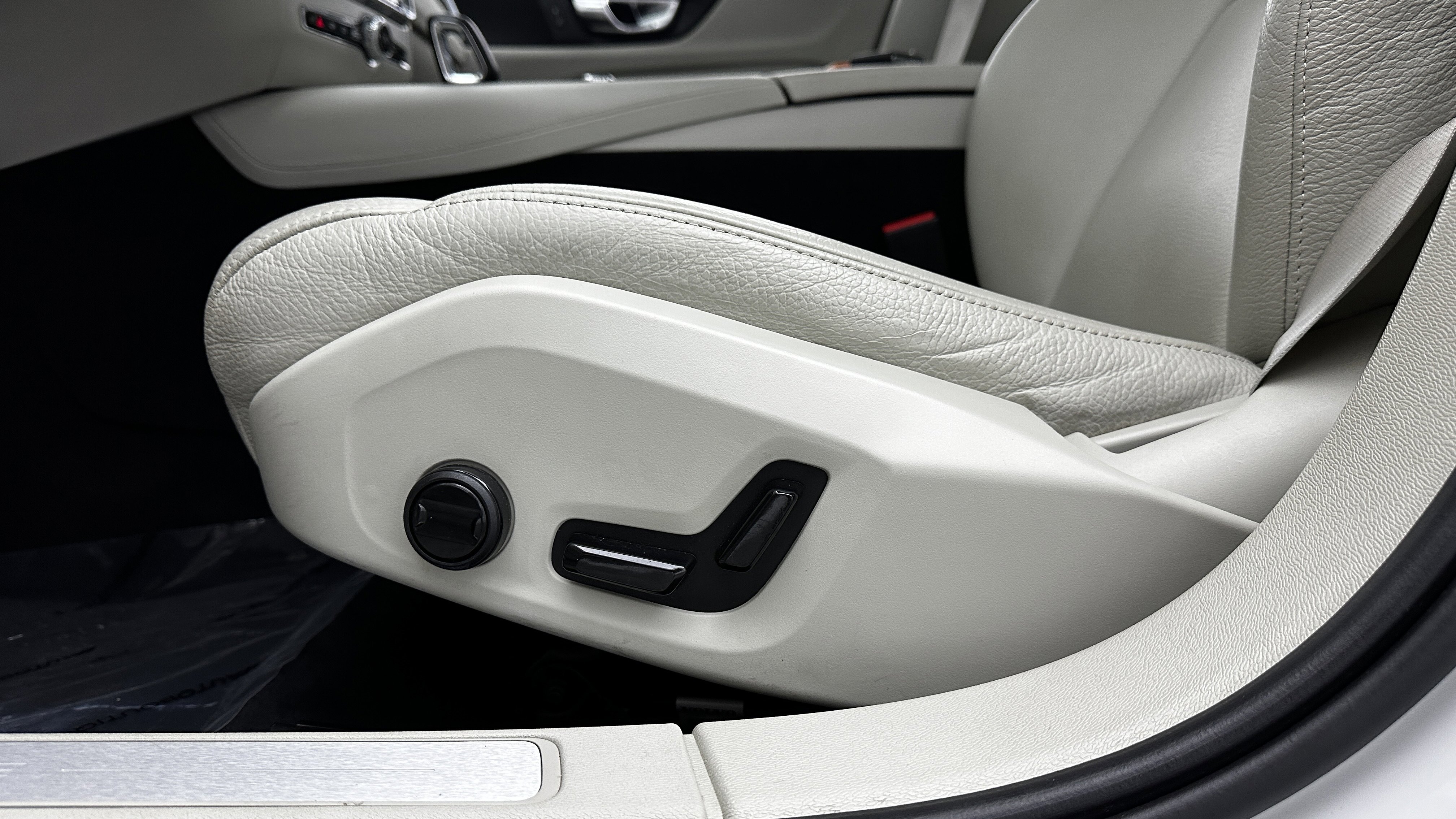 Used 2023 Volvo S60 T8 Plus image 14