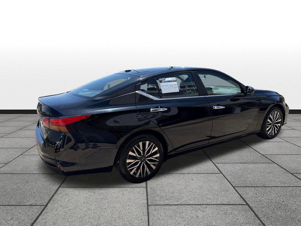 Used 2024 Nissan Altima 2.5 SV FWD image 5
