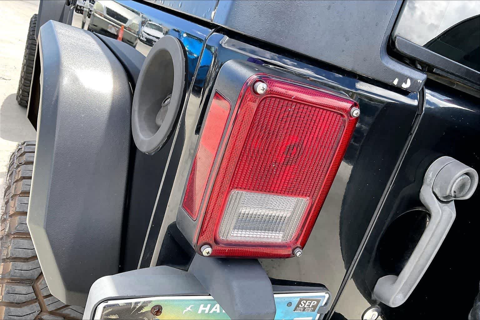 Used 2013 Jeep Wrangler Unlimited Sahara w/ Connectivity Group AWD/4WD image 32