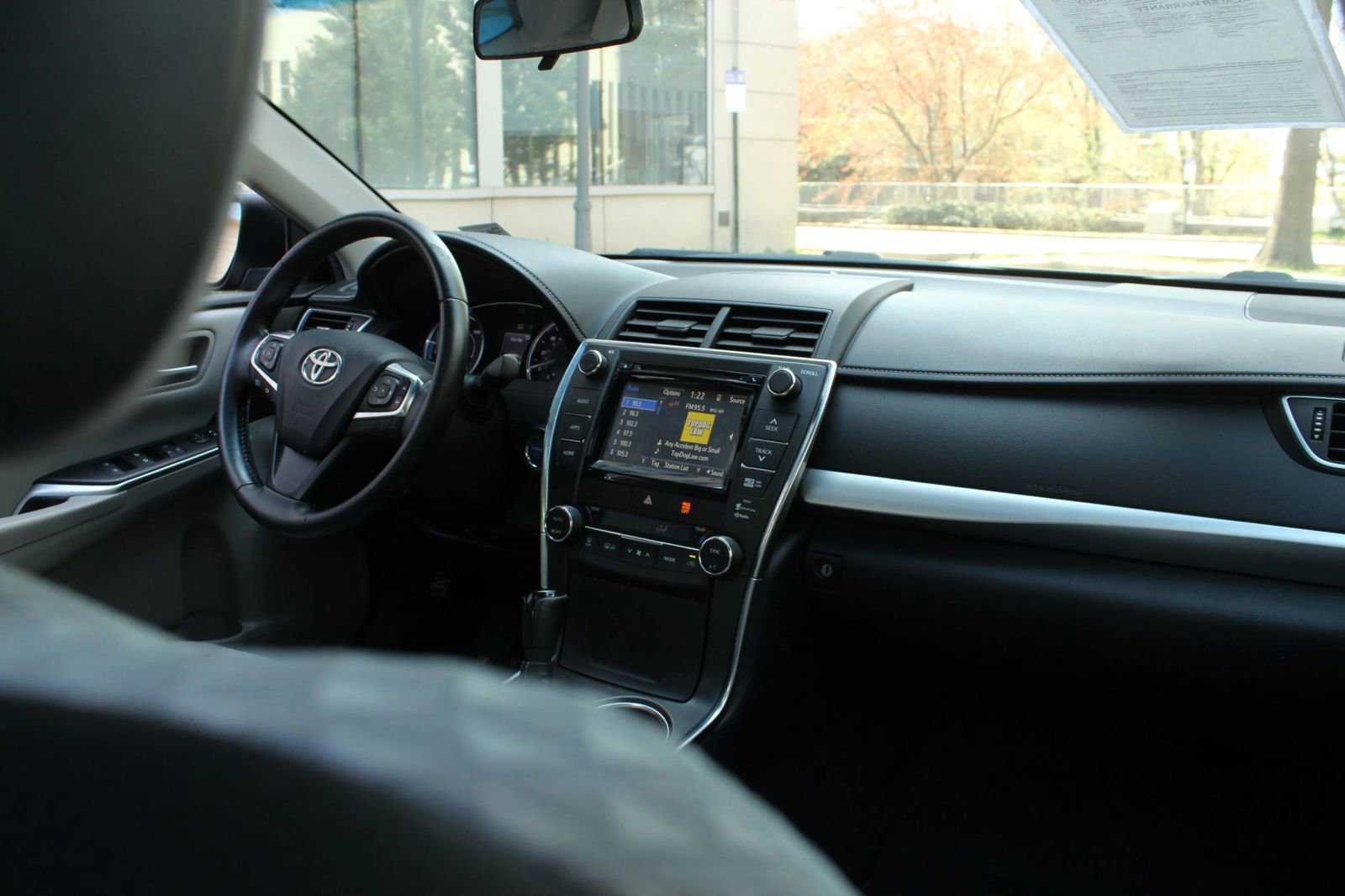 Used 2015 Toyota Camry SE w/ Moonroof Package FWD image 24